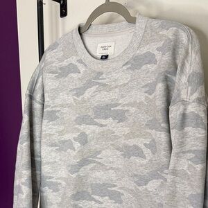 American Eagle Camo Cropped Sweatshirt | Gray